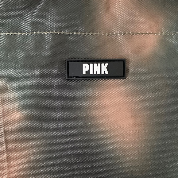 🎉HOST PICK🎉 PINK Victoria's Secret Ltd Edition Weekender Tote Camo Blur - Picture 4 of 4